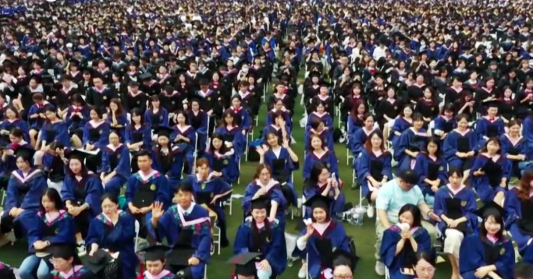 A Wuhan maxi cerimonia con 11mila laureati: il video della consegna dei diplomi dopo il Covid