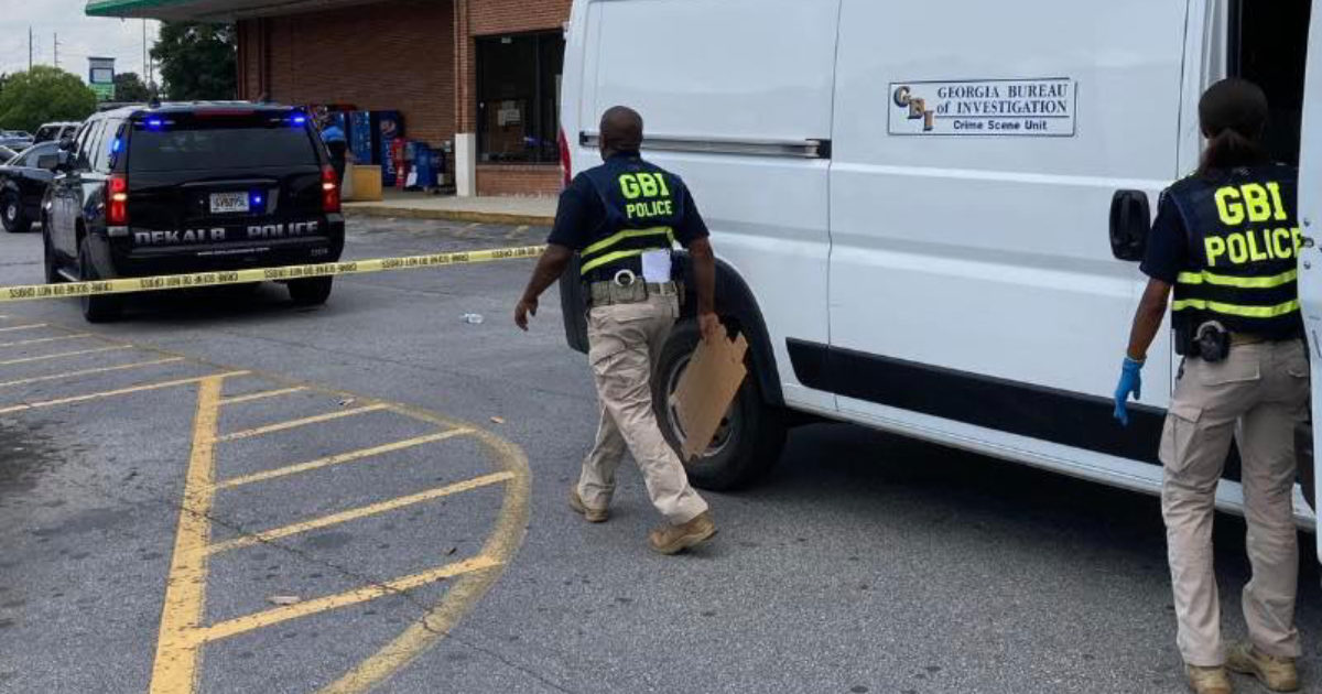 Litiga con la cassiera per la mascherina, torna indietro e la uccide. Arrestato mentre tentava di strisciare fuori dal supermercato