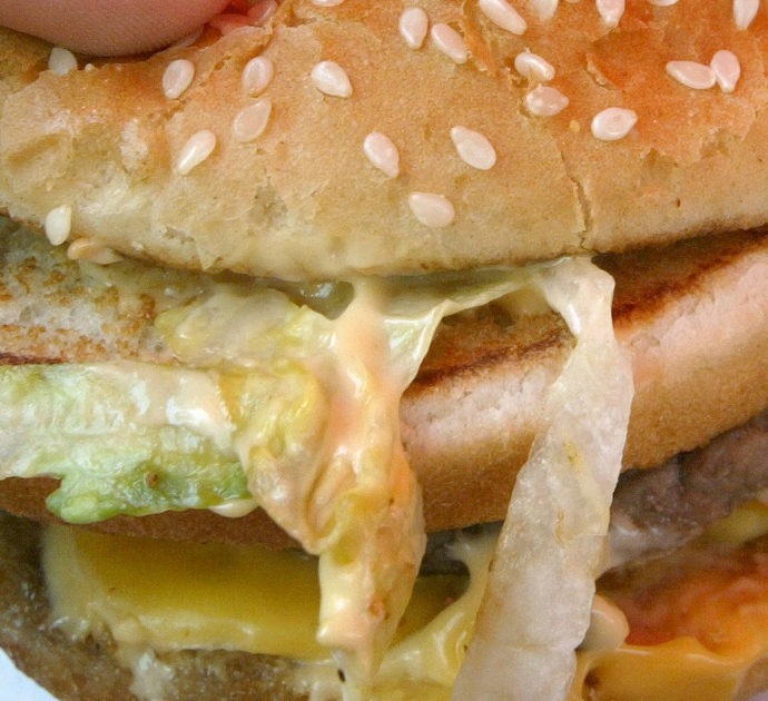 Lavoratori di un fast food arrestati perché non danno hamburger gratis ai poliziotti