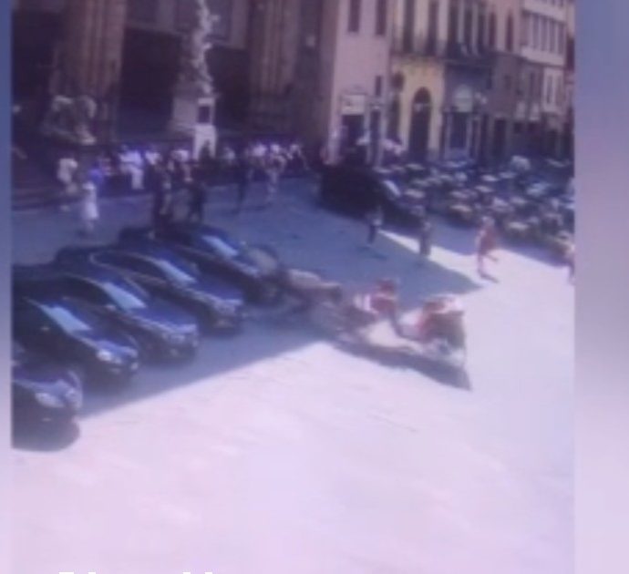 Cavallo imbizzarrito danneggia l’auto della ministra Luciana Lamorgese e ‘semina il panico’ in piazza Signoria – Video
