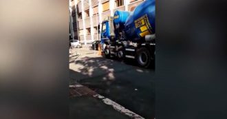 Roma, cede manto stradale in zona Appia: betoniera rimane incastrata. Le immagini