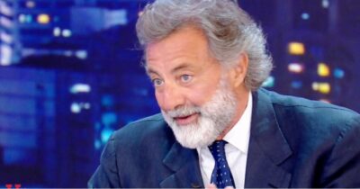 Copertina di “Tre dei miei figli spesso mi chiedono soldi. Allora gli ho detto… Andate affancu** perché mi augurate la morte. Cosa sogno? Di vivere fino a 100 anni e 3 giorni”: parla Luca Barbareschi