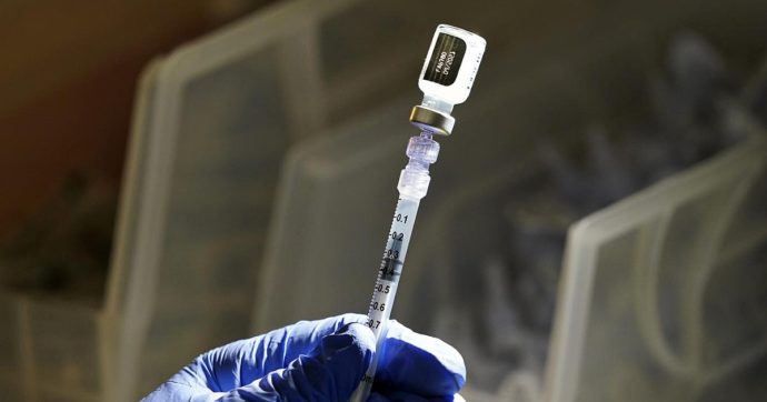 Vaccini Covid, Ema valuta nuovi dati su miocarditi e pericarditi: “Chiesta revisione alle aziende”