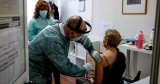 Copertina di I medici contro Aifa e governo: “Mix vaccini, troppa incertezza”