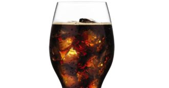 Copertina di Cristiano Ronaldo nasconde la Coca Cola ma Fedez, Achille Lauro, Orietta Berti, Annalisa, Samuel, Francesca Michielin (e non solo) “la cantano”