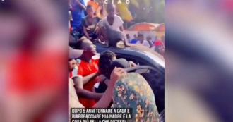 Copertina di Il calciatore della Roma Darboe torna in Gambia dopo cinque anni: l’abbraccio con la mamma – Video