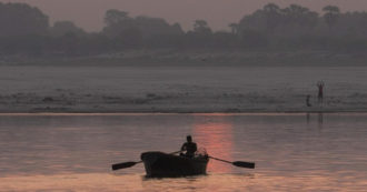 Copertina di India, neonata in una scatola alla deriva sul Gange: trovata e messa in salvo da un barcaiolo