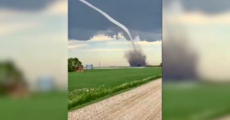 Copertina di Tornado si abbatte sui campi durante la tempesta: le immagini spettacolari (e paurose) – Video