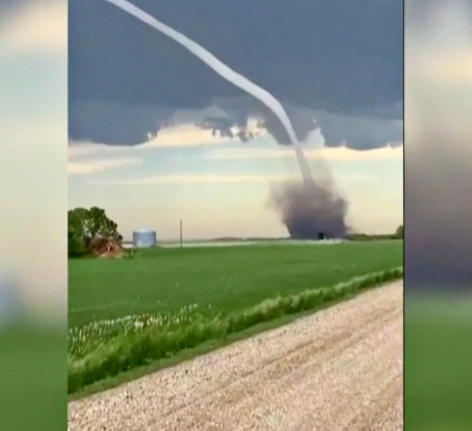 Tornado si abbatte sui campi durante la tempesta: le immagini spettacolari (e paurose) – Video