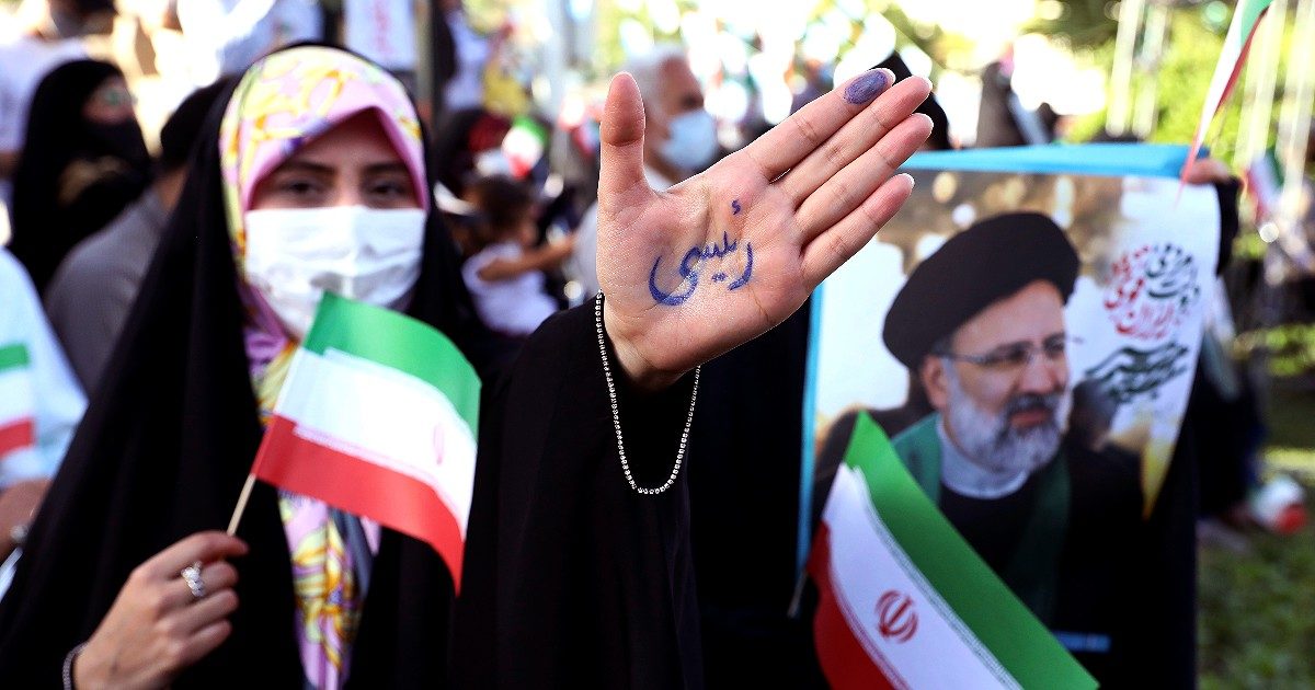 Elezioni Iran, dal persecutore degli oppositori all’economista realista: oggi si vota il nuovo presidente (che terrà i colloqui sul nucleare)