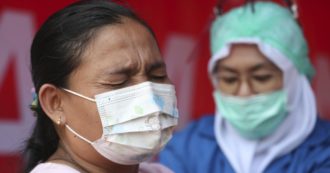 Copertina di Indonesia, contagiati oltre 350 medici vaccinati con Sinovac: decine di loro ricoverati in ospedale
