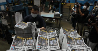 Copertina di Hong Kong, dopo il blitz in redazione e gli arresti il tabloid Apple Daily fa il tutto esaurito e vende 500mila copie