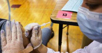 Copertina di Uk, la variante Delta non molla la presa ma su 806 ricoverati 527 non erano stati vaccinati. Al via l’immunizzazione dei 18enni