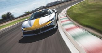 Copertina di SF90, mille cavalli di potenza (record) con l’anima plug-in