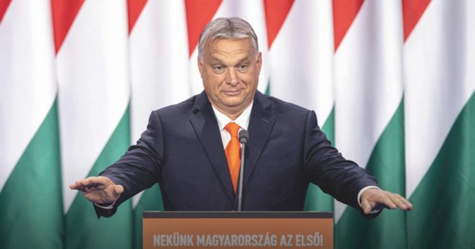 “Orbán plasma la cultura e dall’Ungheria si scappa”
