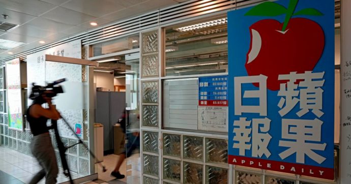 Tutti sovversivi: retata all’Apple Daily, giornale anti-Pechino