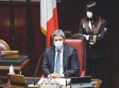 Copertina di Il ricalcolo dei vitalizi (per ora) è salvo: la Camera mantiene la delibera di Fico