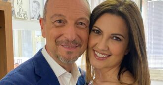 Copertina di Amadeus e Giovanna Civitillo smentiscono le fake news: “È una bufala enorme che sia andato via perché la Rai non voleva darmi un programma, non è nel suo stile”