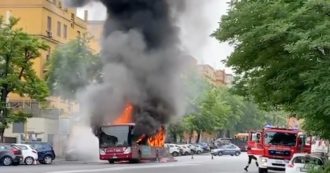 Copertina di Roma, un autobus dell’atac prende fuoco in via Portuense, vicino all’ospedale Spallanzani. L’intervento dei vigili del fuoco (video)