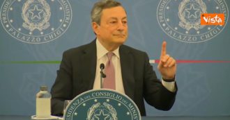 Copertina di Draghi interrompe il giornalista che fa la seconda domanda: “No. Una sola, da ora in poi farò così”