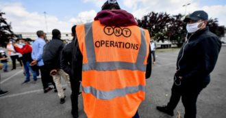 Copertina di Tnt-Fedex, il magazzino dell’Interporto di Bologna (gestito in appalto) lascia a casa 90 lavoratori con un messaggio Whatsapp