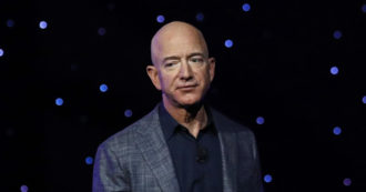 Copertina di “Jeff Bezos non tornare”: le petizioni perché il magnate non ricompaia sulla Terra dopo il suo viaggio spaziale