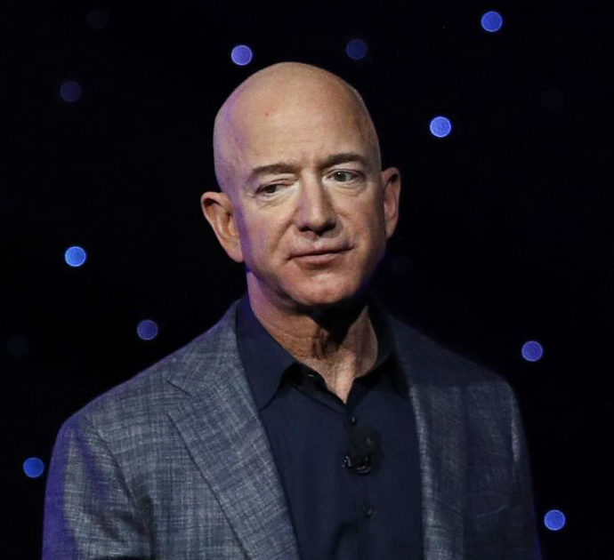 “Jeff Bezos non tornare”: le petizioni perché il magnate non ricompaia sulla Terra dopo il suo viaggio spaziale