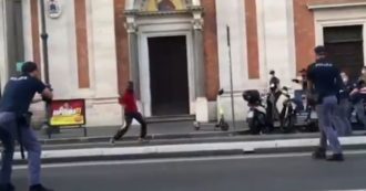 Copertina di Roma, si aggira armato di coltello nei pressi della stazione Termini. Agente lo ferma sparandogli alle gambe: il video
