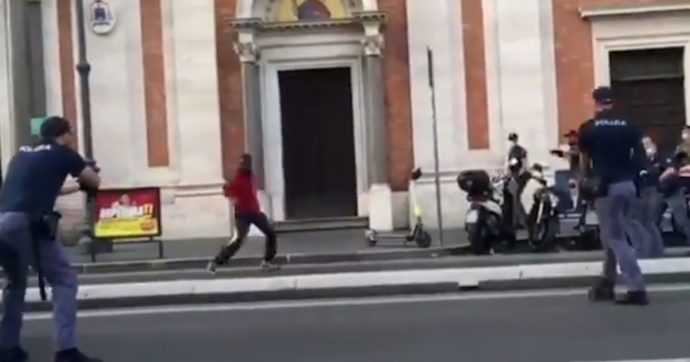 Roma, indagato il poliziotto che ha sparato contro uomo armato di coltello che minacciava passanti