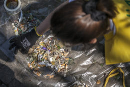 Copertina di Tre rifiuti ogni metro quadrato esaminato: i nostri parchi sono discariche a cielo aperto