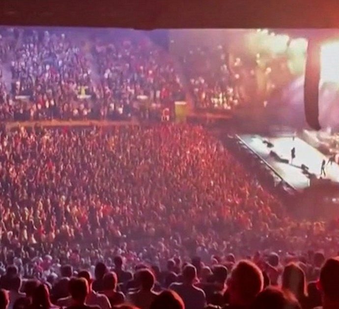Foo Fighters, primo concerto dall’inizio della pandemia: l’esibizione davanti a 20mila persone al Madison Square Garden di New York
