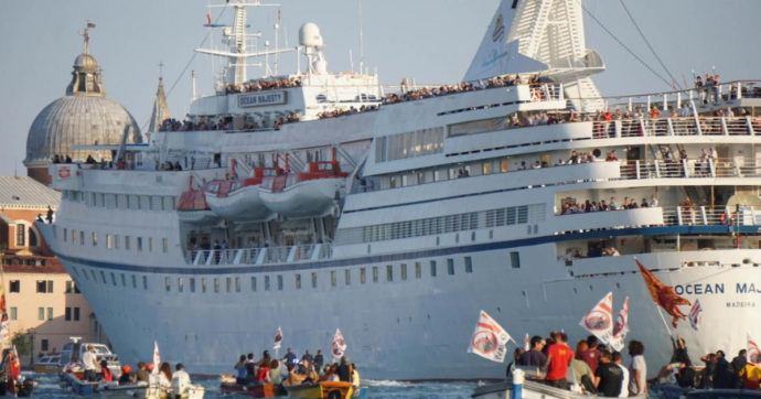 Grandi navi, Venezia rischia di finire nella “lista nera” dell’Unesco. Franceschini: “Agire subito per impedire passaggio dalla Giudecca”