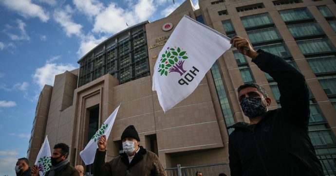 Turchia, dalla Corte Costituzionale via libera a procedimento per messa al bando del partito filo-curdo Hdp. Procura: “Legami col Pkk”