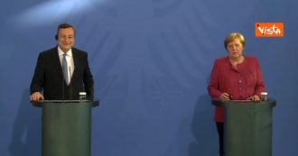 Copertina di Tra Merkel e Draghi “nessun problema” a parte il calcio: lo scambio ironico in conferenza stampa. “Ma per entrambi Gosens è ottimo”