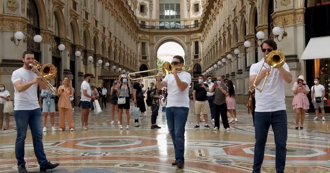 Milano, i Coldplay risuonano in galleria Vittorio Emanuele: ecco il flashmob del Quartetto di Brescia per la Festa europea della Musica – Video