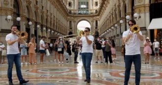 Copertina di Milano, i Coldplay risuonano in galleria Vittorio Emanuele: ecco il flashmob del Quartetto di Brescia per la Festa europea della Musica – Video