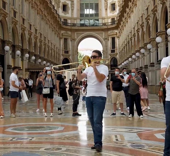 Milano, i Coldplay risuonano in galleria Vittorio Emanuele: ecco il flashmob del Quartetto di Brescia per la Festa europea della Musica – Video