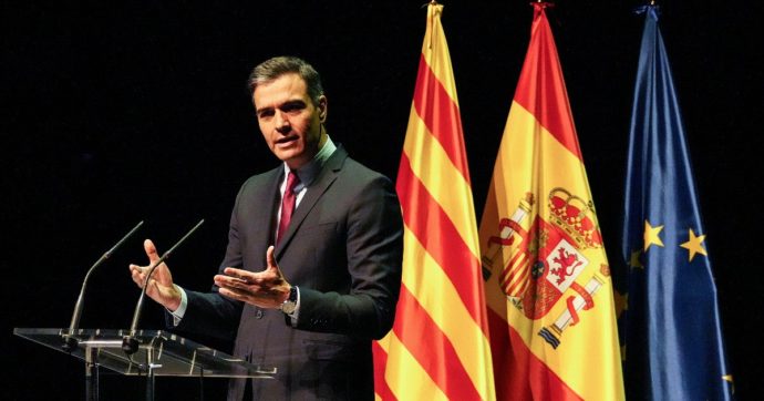Spagna, il premier Sanchez concederà la grazia ai nove leader secessionisti catalani condannati: “Scegliamo la via della concordia”