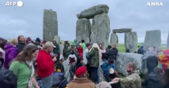 Copertina di Raduno all’alba a Stonehenge per il solstizio d’estate: decine di persone hanno scavalcato il recinto nonostante le norme anti-Covid – Video