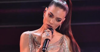 Copertina di Sanremo 2023, Elodie torna sul palco dell’Ariston e ha deciso di mostrare “cose a cui nessuno ha accesso”. Dopo il Festival arriva la docu-serie “Sento ancora la vertigine”