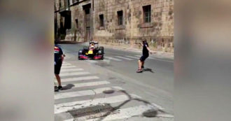 Copertina di A Palermo si gira lo spot con la monoposto di Formula Uno: traffico bloccato in tutta la città e automobilisti inferociti – Video