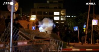Copertina di Gerusalemme, scontri a Sheikh Jarrah, il quartiere delle “case contese”: le guardie di frontiera pattugliano le strade – Video