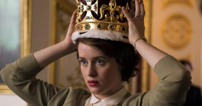 Regina Elisabetta morta, Netflix ferma le riprese della sesta stagione di “The Crown”: “Anche noi abbiamo la nostra ‘Operazione London Bridge’”