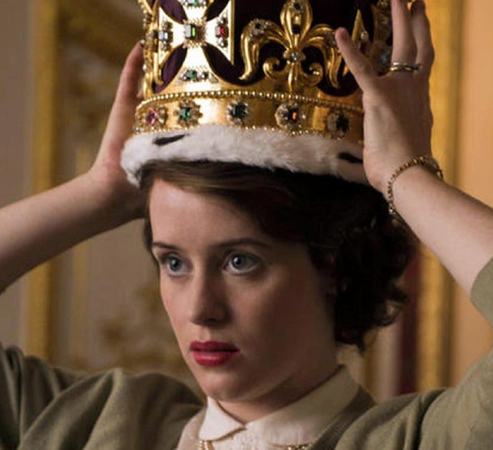 Regina Elisabetta morta, Netflix ferma le riprese della sesta stagione di “The Crown”: “Anche noi abbiamo la nostra ‘Operazione London Bridge’”