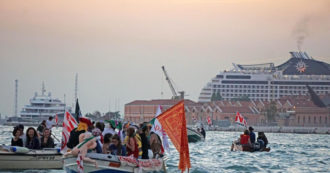 Copertina di Venezia e Grandi Navi, come si è arrivati al rischio “lista nera” Unesco. Cinque anni di “melina” con tante promesse e pochi fatti