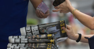 Copertina di Hong Kong, chiude il giornale pro democrazia Apple Daily. L’accusa di Pechino: “Collusione con forze straniere”