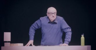 Copertina di Paolo Hendel torna a teatro con “La giovinezza è sopravvalutata”: “Il sesso? Dopo una certa età è un po’ come fare un trasloco…”