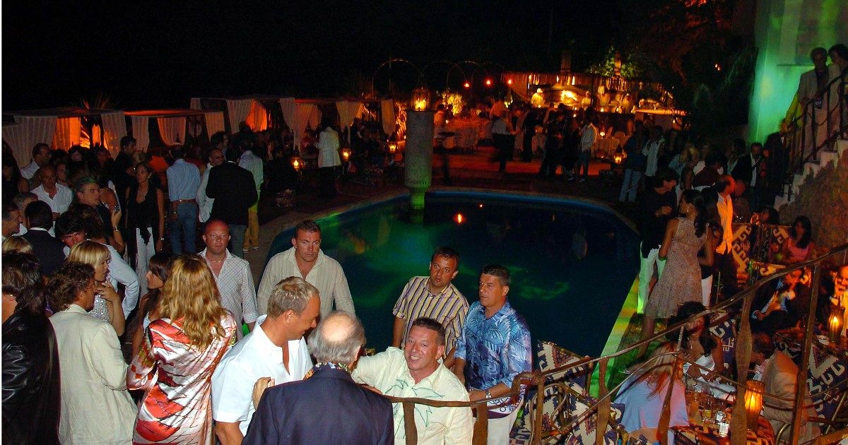 Billionaire, le carte dell’inchiesta sul focolaio Covid: mascherine vietate, sintomi e contagi ignorati. Mentre Briatore (non indagato) attaccava i virologi e il sindaco “grillino”
