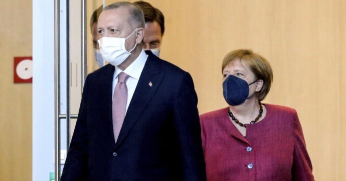 Migranti, nel nuovo accordo con Erdogan la Germania fa prendere all’Ue dei rischi non da poco