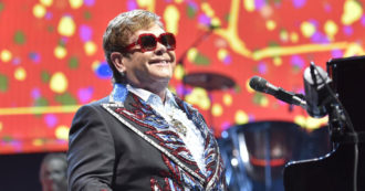 Copertina di Elton John annuncia il suo ultimo concerto in Italia a San Siro: ecco tutti i dettagli